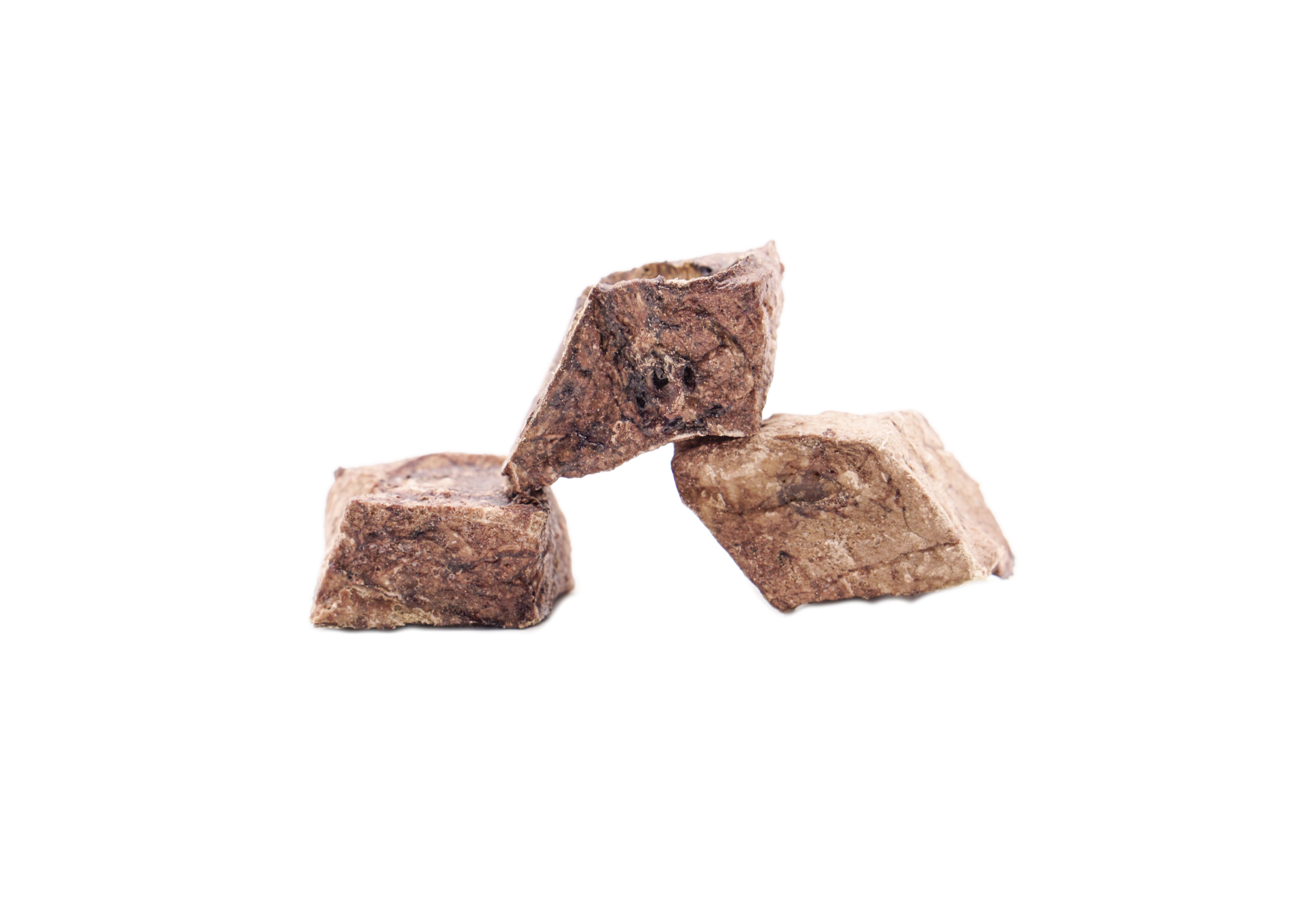 Tre cubetti marroni essiccati. Forma e superficie irregolari.