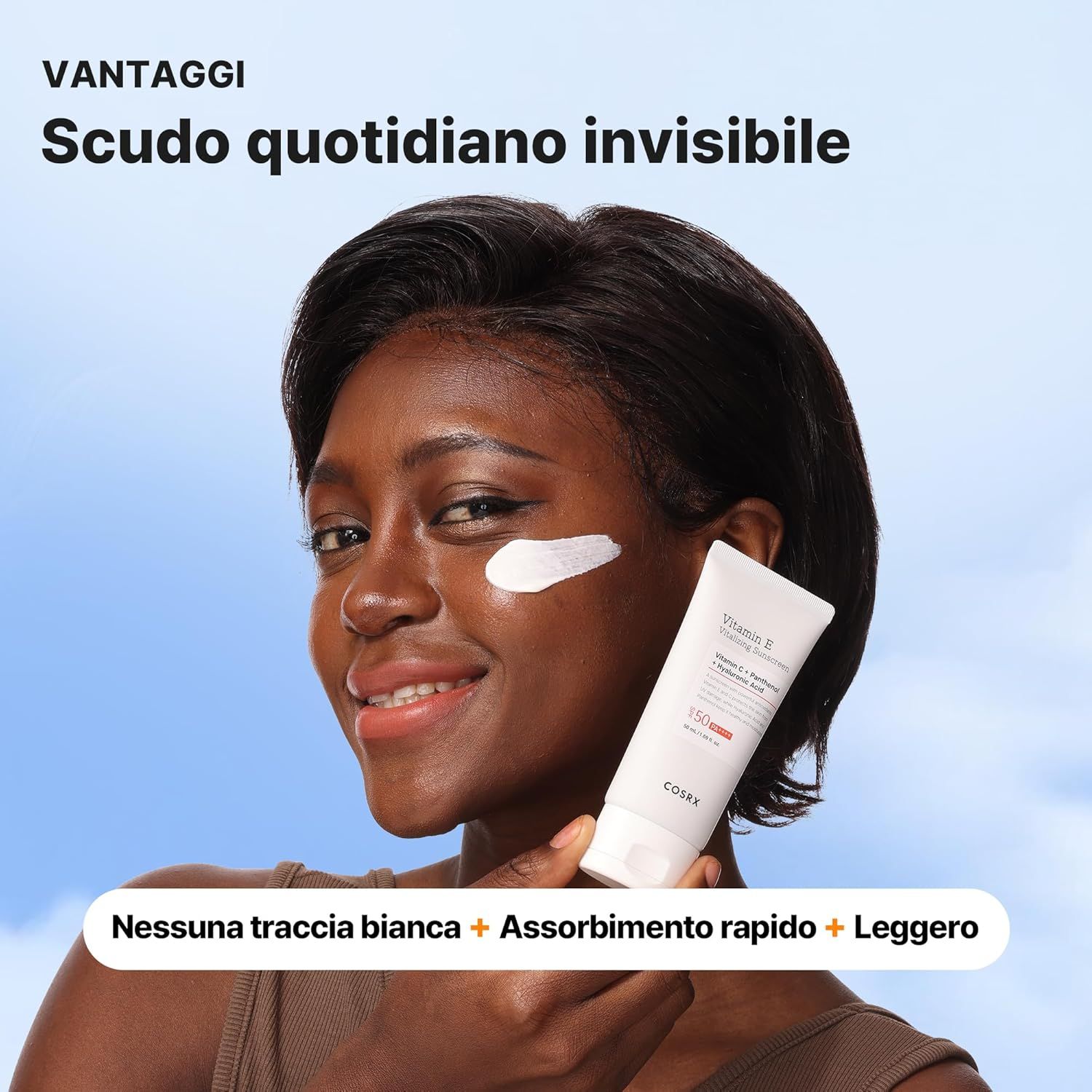 Donna applica crema solare. Testo: Nessuna traccia bianca, rapido assorbimento, leggero. COSRX.