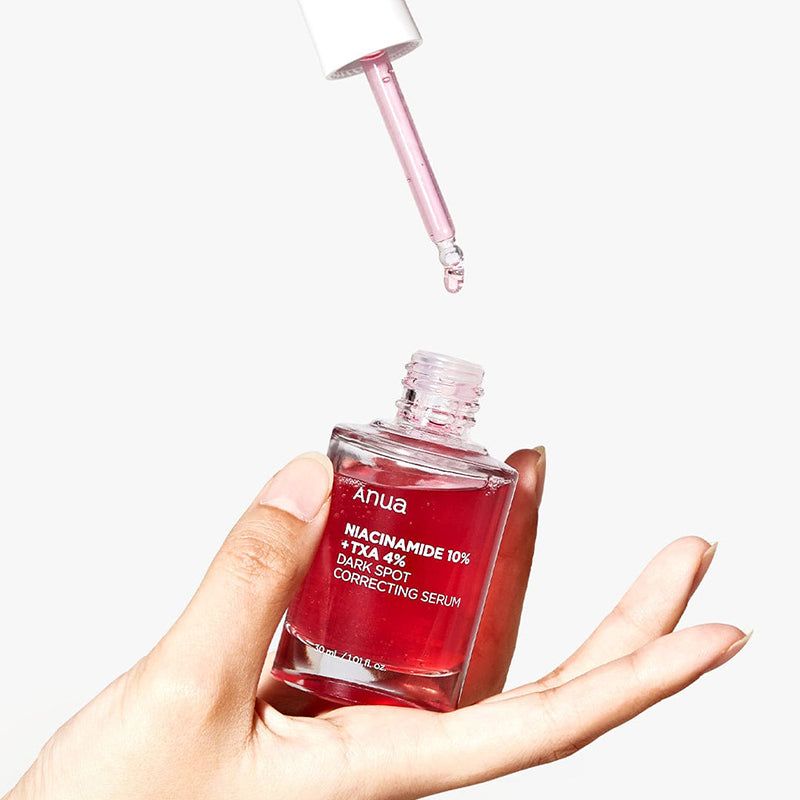 Mano che tiene una bottiglia di vetro con liquido rosso e pipetta. Nome e dettagli del prodotto sull'etichetta.