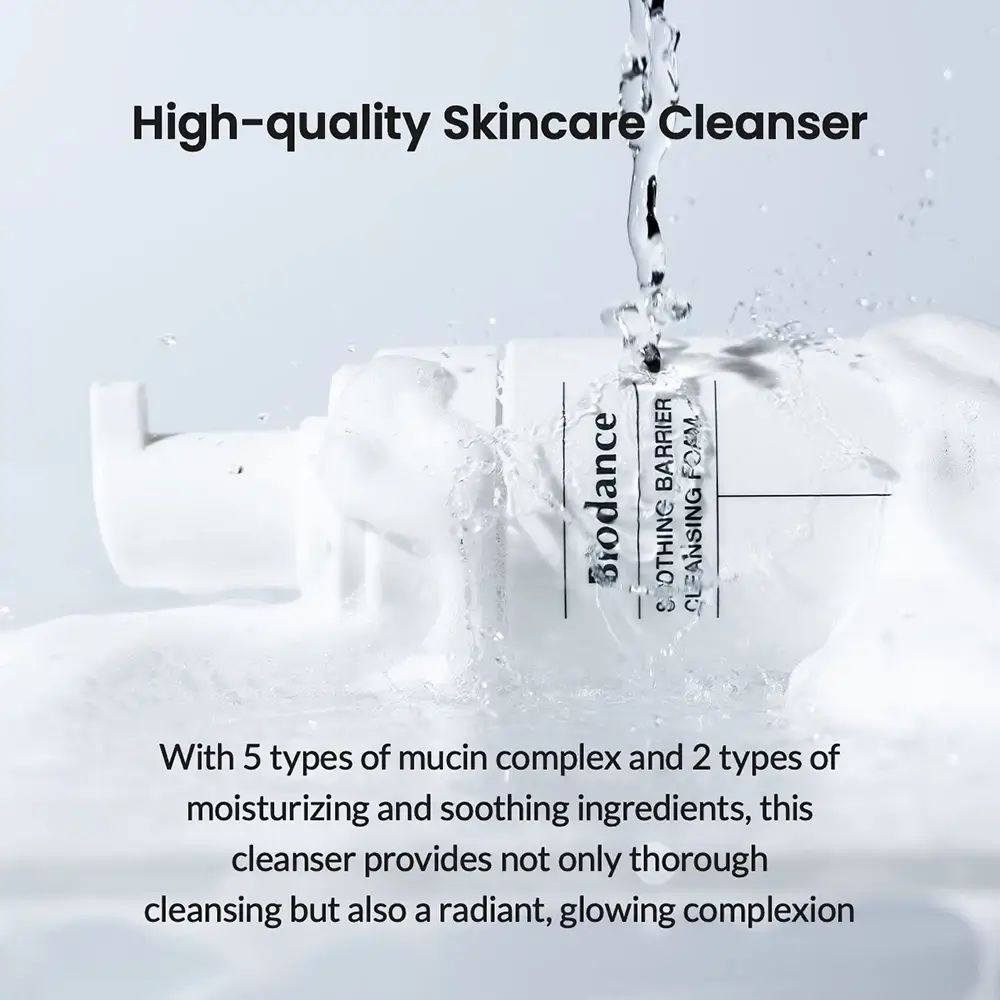 Prodotto con testo: BIODANCE, SOOTHING BARRIER CLEANSING FOAM. Testo sugli ingredienti e l'effetto. Getto d'acqua.