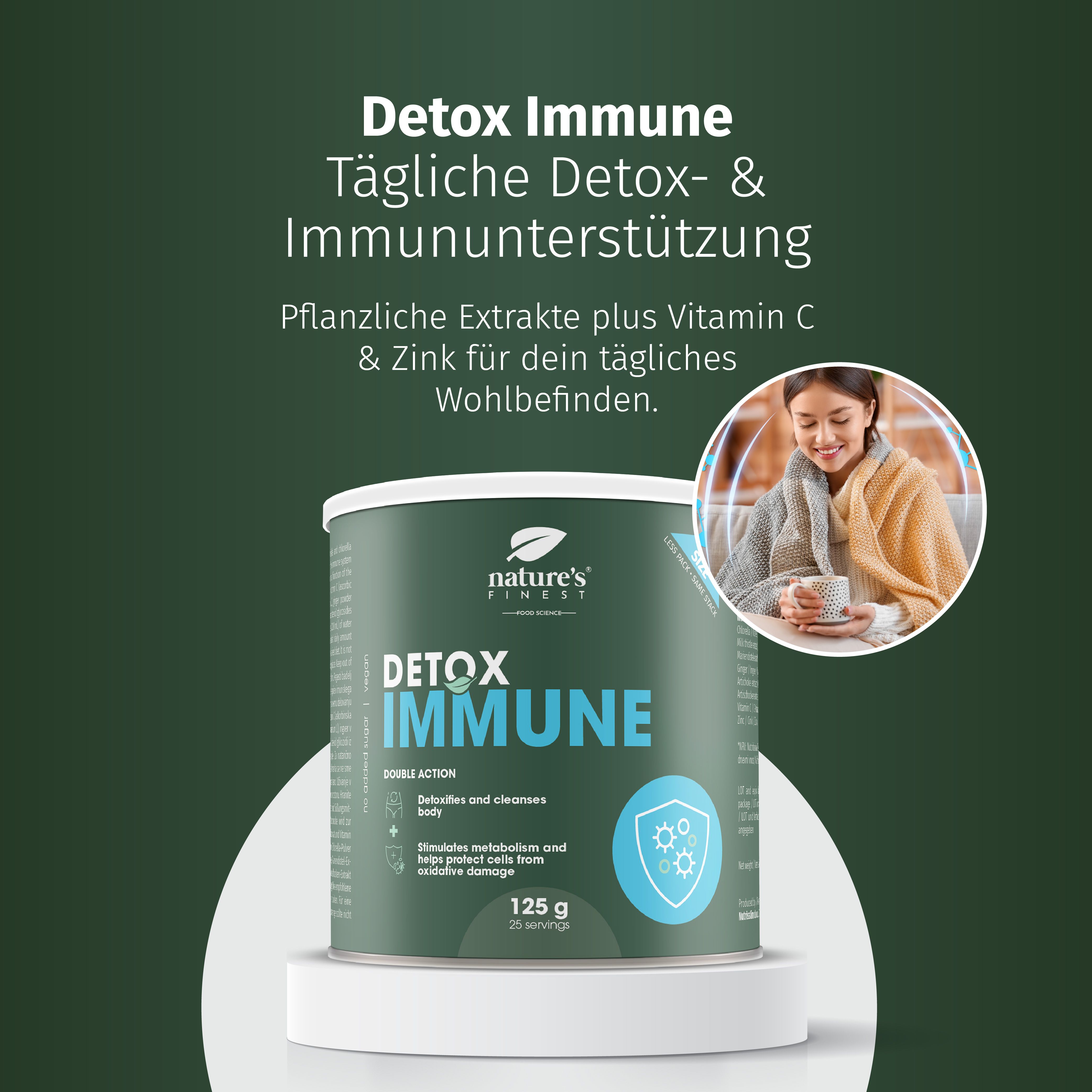 Barattolo Nature's Finest Detox Immune su un piedistallo, con una donna sullo sfondo.