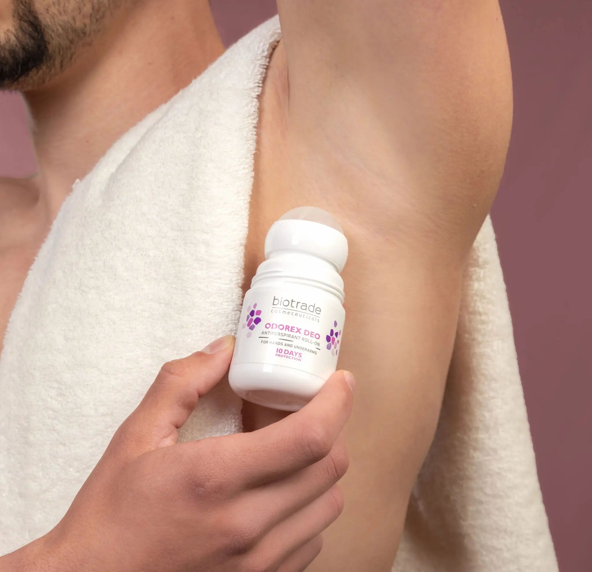 Roll-on applicato sotto l'ascella. Testo: Biotrade, Odorex Deo, Antitraspirante Roll-On, 10 Days Protection.