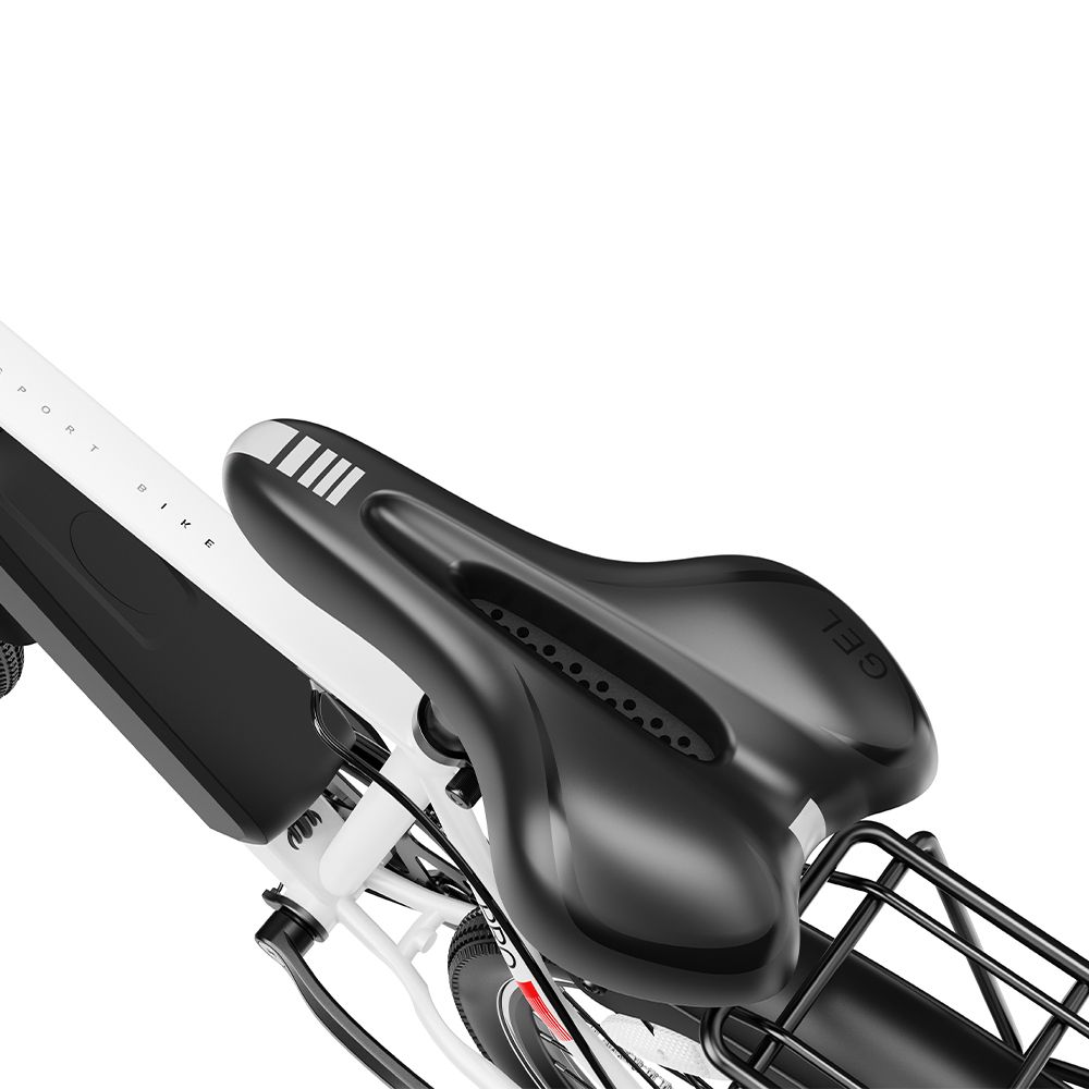 Sella della bici, nera, imbottita. Portapacchi sullo sfondo. Vista parziale.