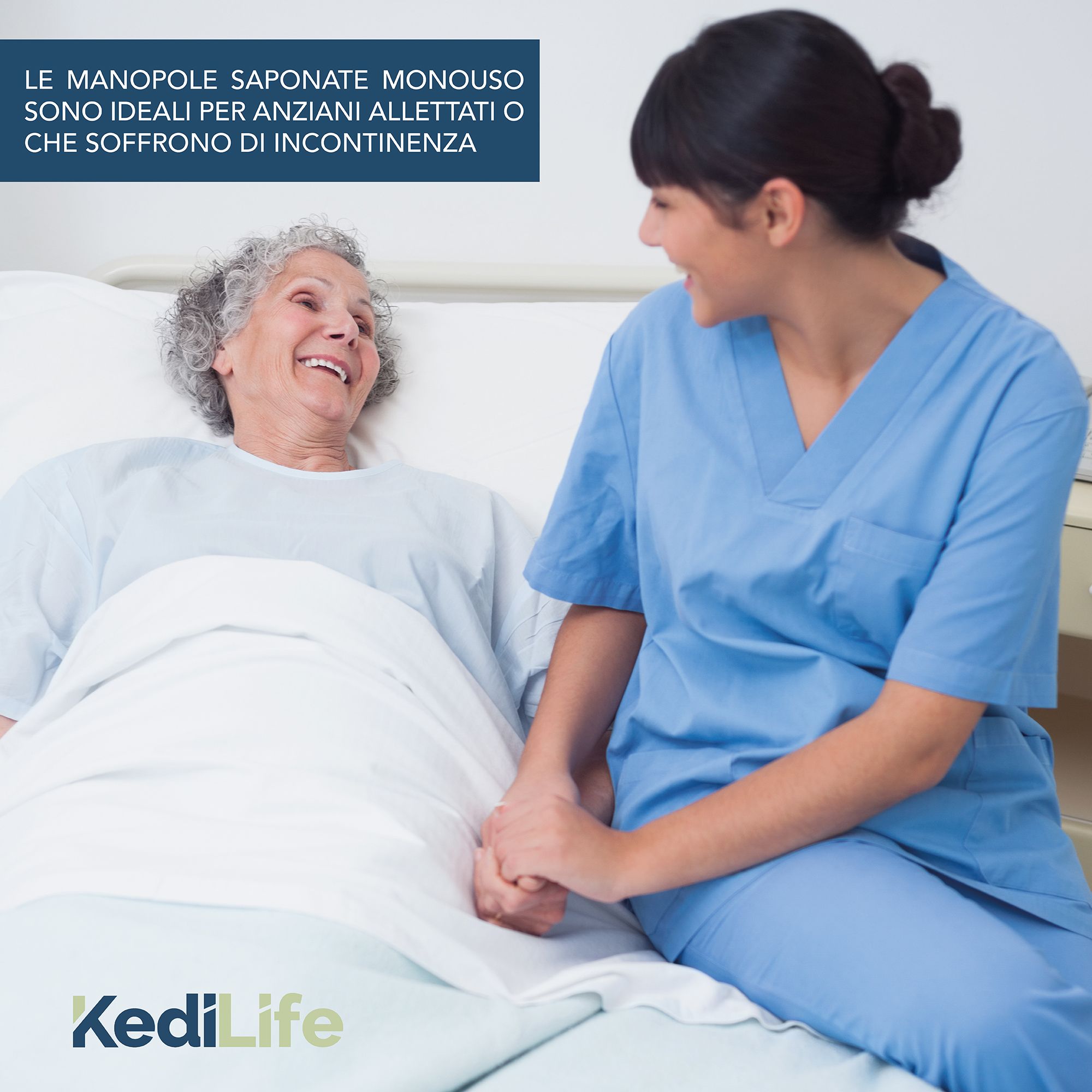 Donna anziana a letto assistita da un'infermiera. Testo: I guanti lavamani monouso sono ideali per gli anziani. Marchio: KediLife.