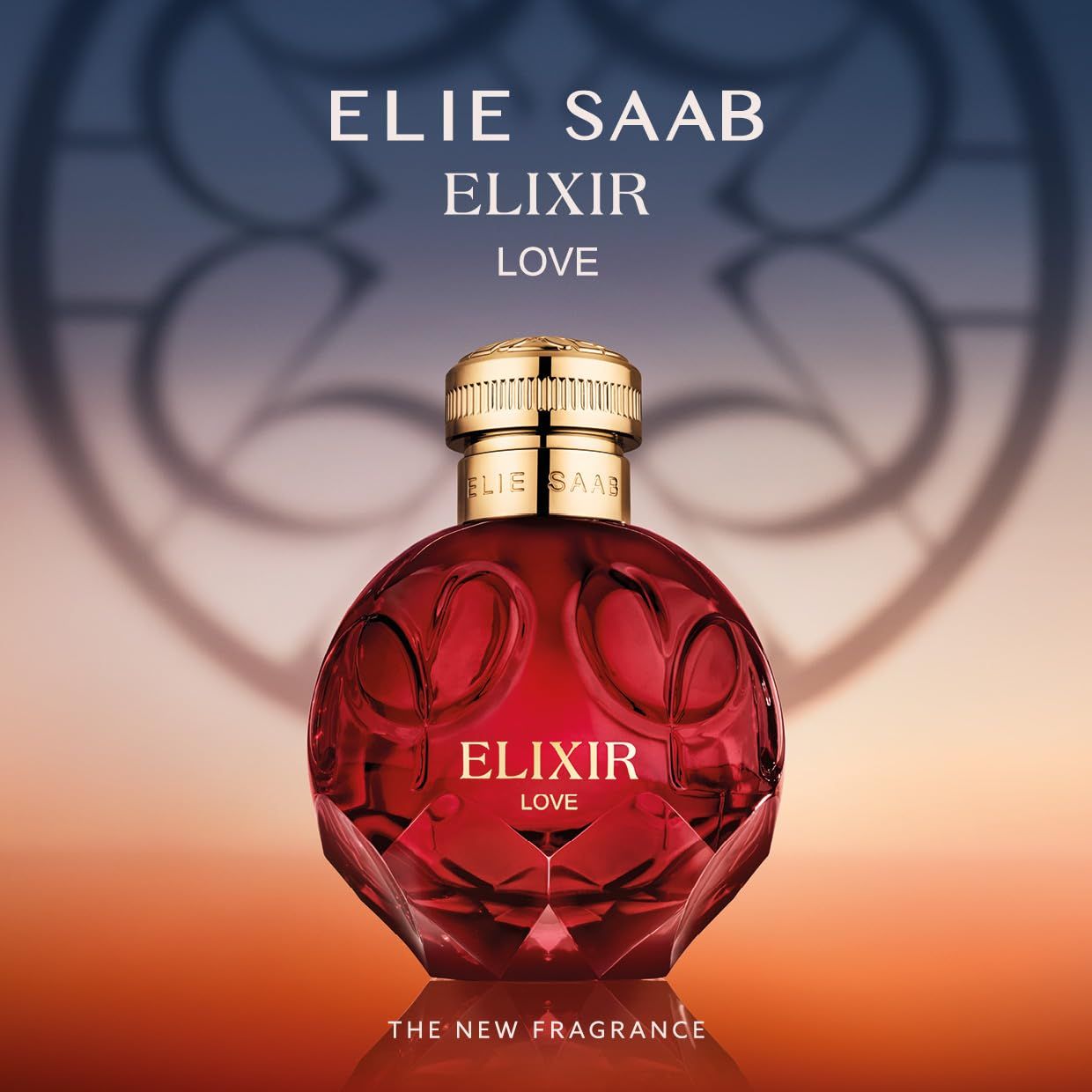 Flacone rotondo rosso con tappo dorato. Scritta "ELIXIR LOVE". Sfondo con effetti di luce.