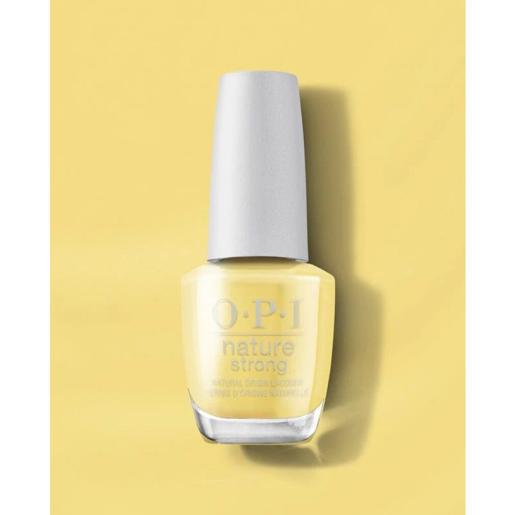 Una bottiglia di smalto per unghie OPI Nature Strong, colore Make My Daisy. La bottiglia è di forma quadrata con un tappo bianco. Lo smalto è giallo. Sulla bottiglia si legge "OPI nature strong".