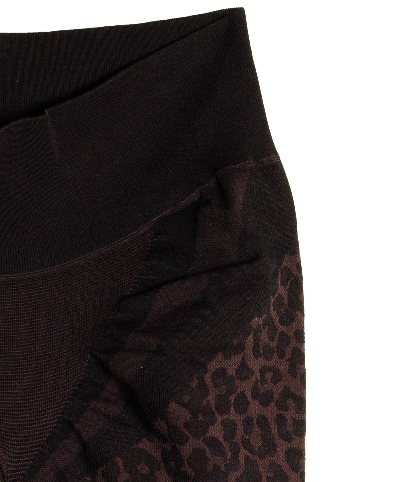 Dettaglio dei leggings marroni con stampa leopardata, fascia nera.