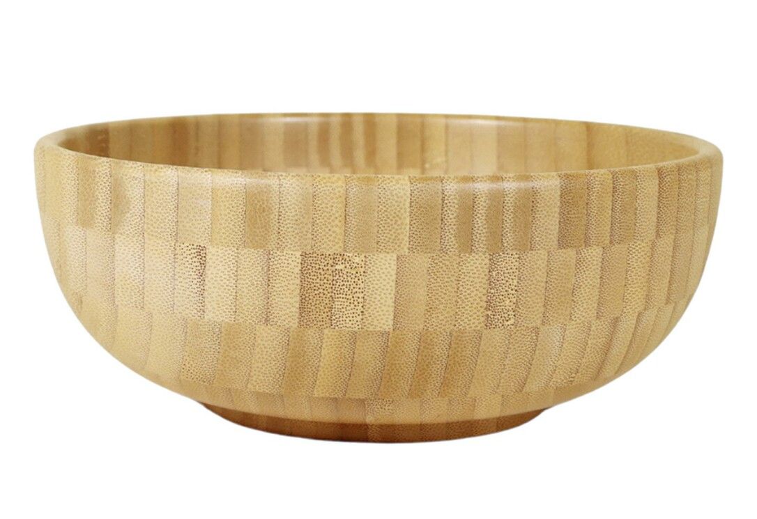 Ciotola PANDOO in legno chiaro. Forma rotonda, leggermente conica. Venature del legno visibili. Su sfondo bianco.