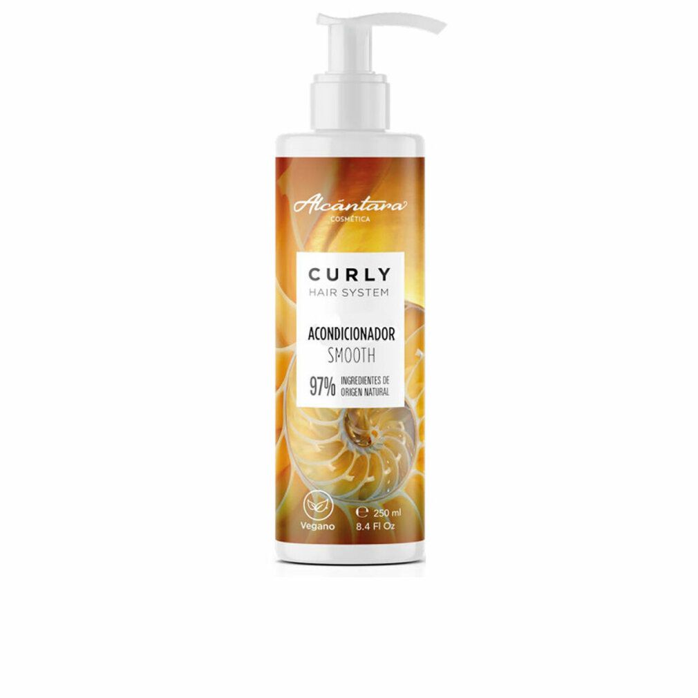 Flacone con dosatore. Scritta: Curly Hair System Smooth Conditioner. Vegano. 97% ingredienti naturali. Marchio Alcántara Cosmetics.