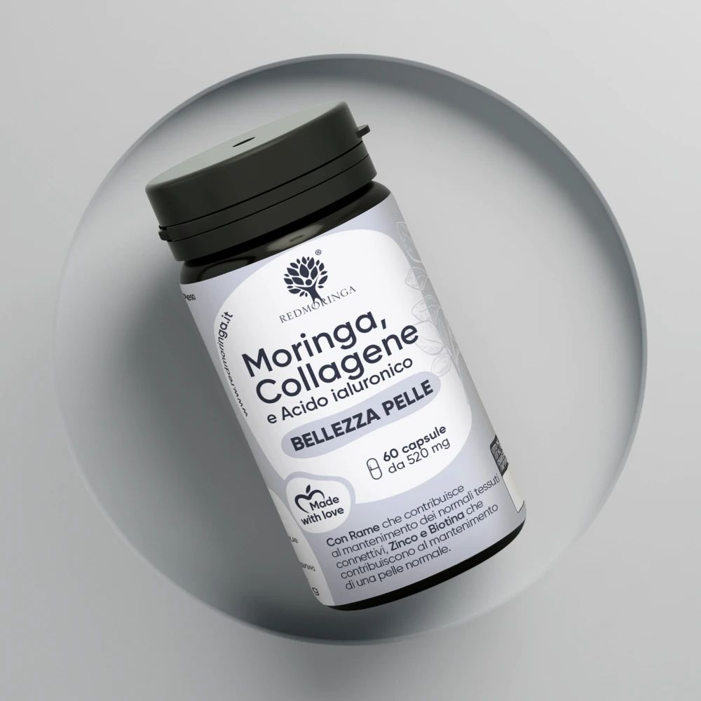 Flacone di capsule su una superficie grigia. Testo: RedMoringa, Collagene e Acido Ialuronico. 60 capsule.