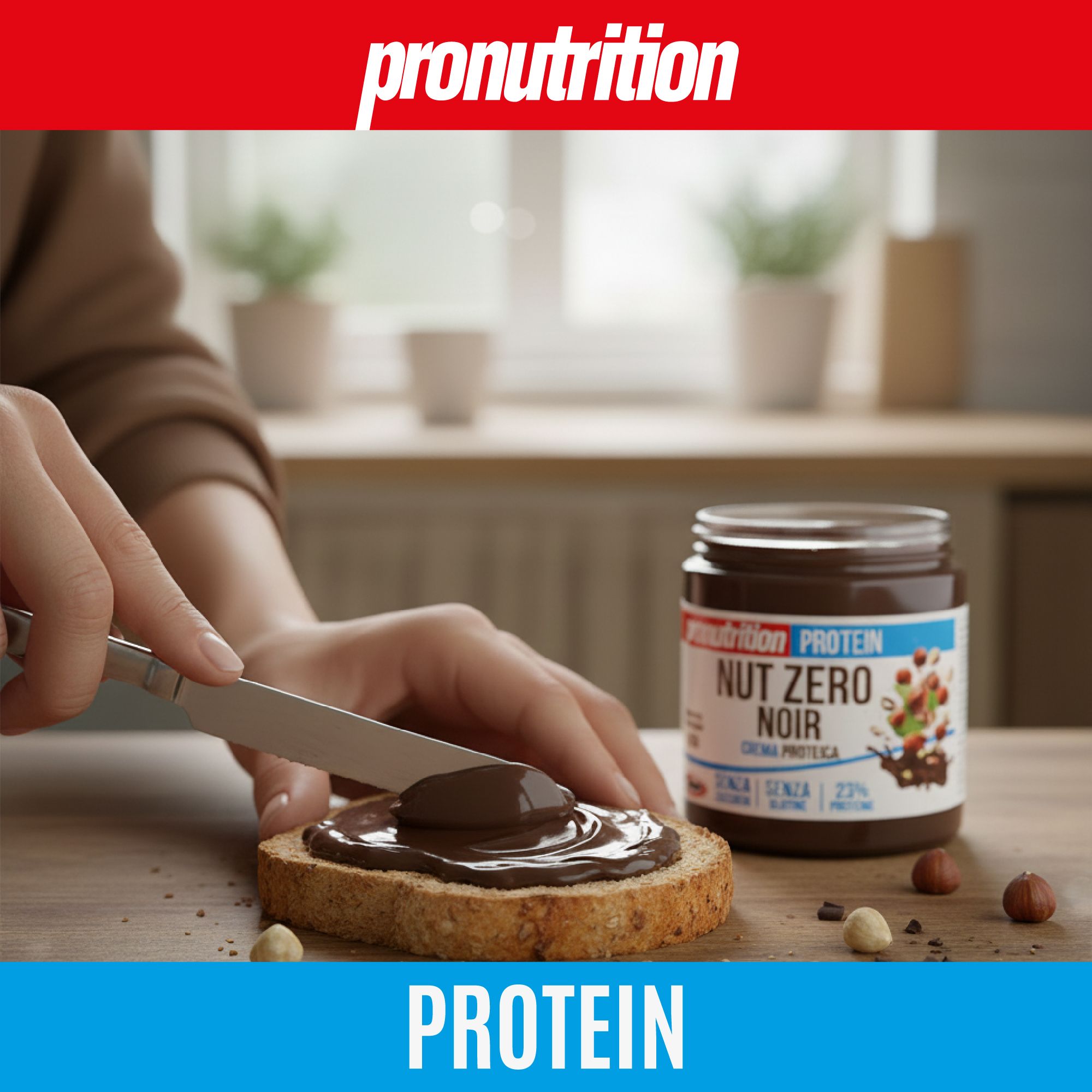 Persona che spalma crema su una fetta di pane tostato. Vaso Pronutrition Protein Nut Zero Noir. Scritta: PROTEIN.