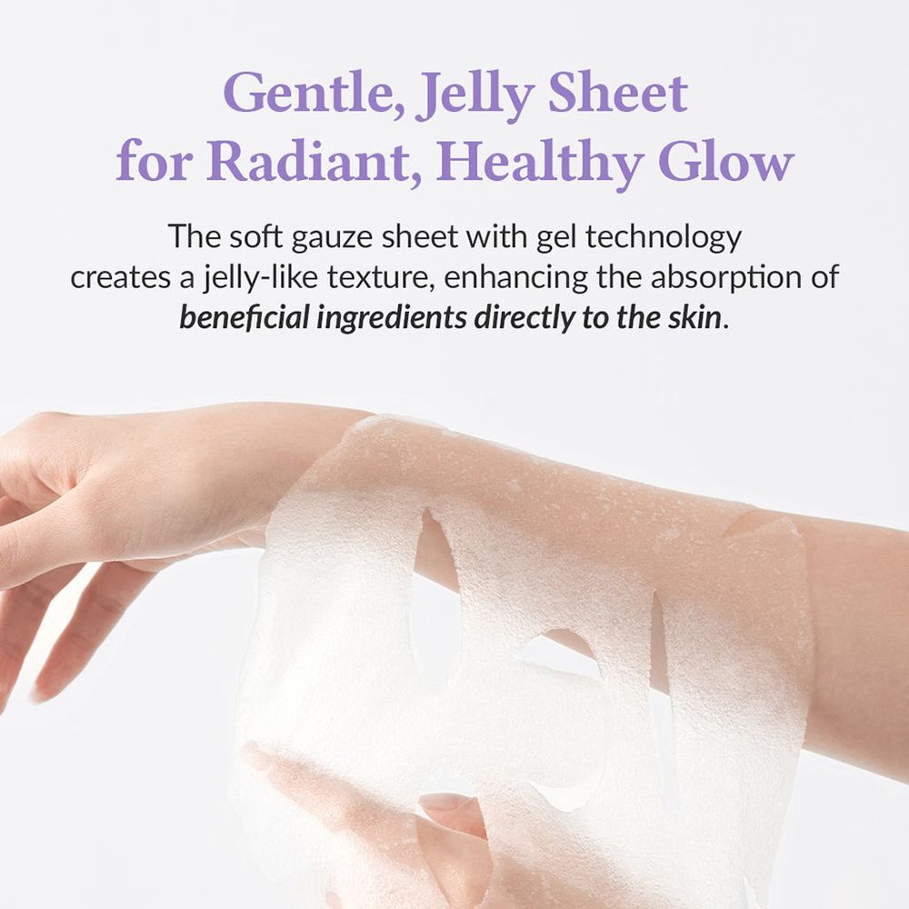 Una mano tiene una maschera in tessuto dalla texture gel.