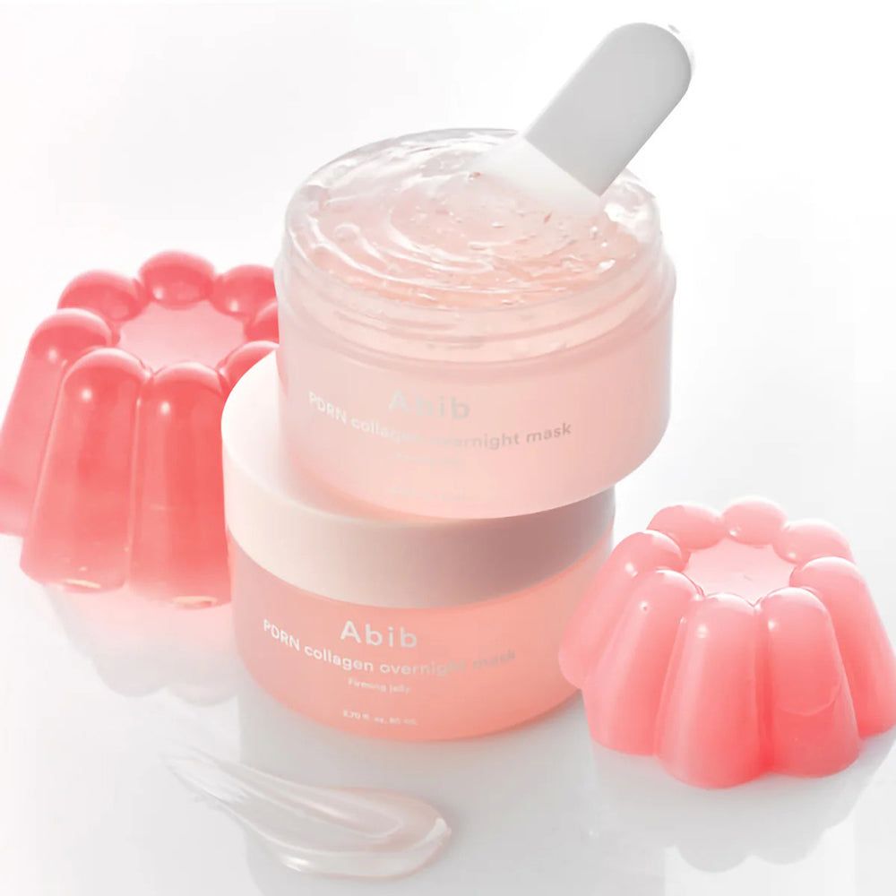 Due vasetti rosa di maschera notturna, uno con spatola. Due forme di gelatina rosa accanto.