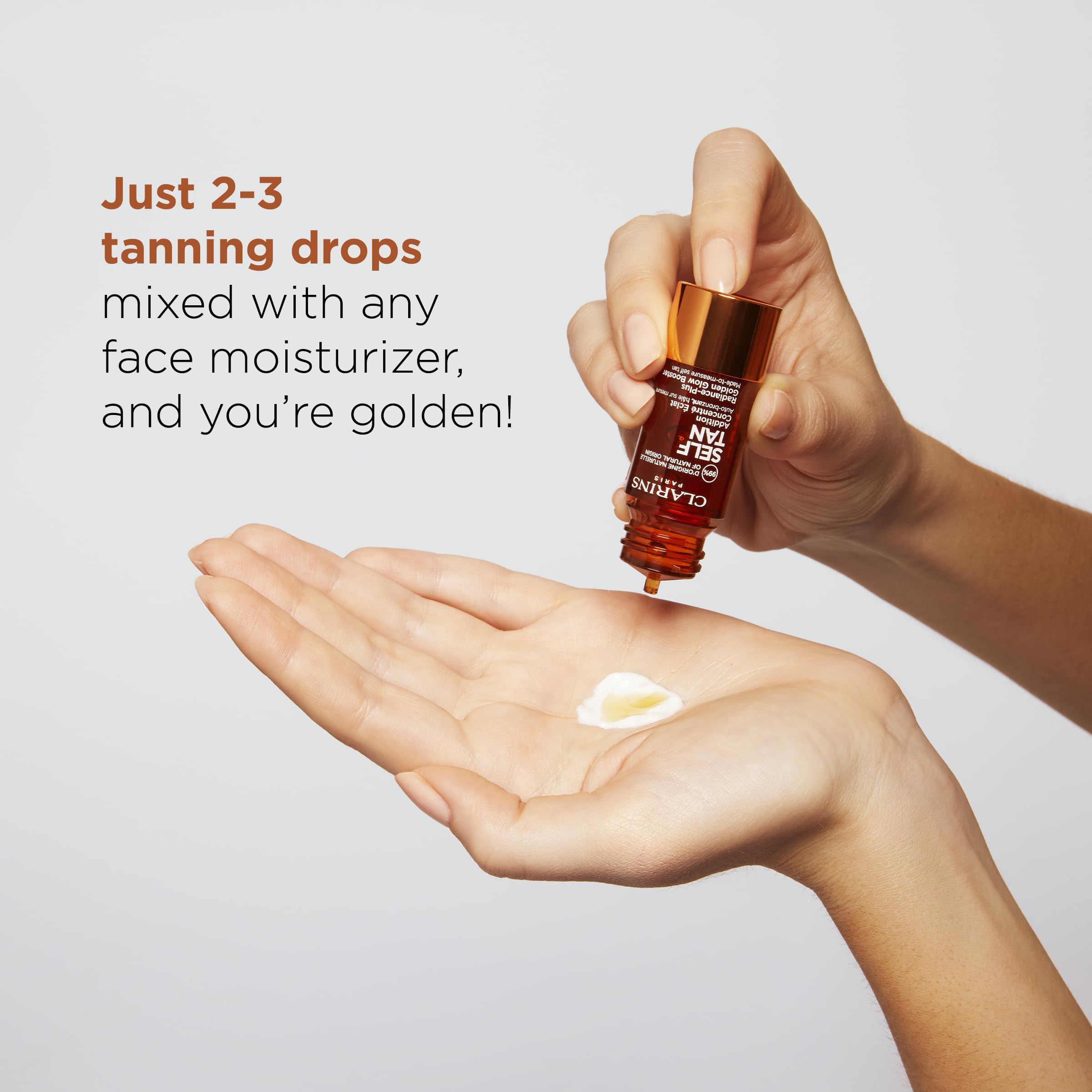 Mano che tiene Clarins Radiance-Plus Golden Glow Booster. Gocce sul palmo. Testo: Mescolare 2-3 gocce con una crema idratante.