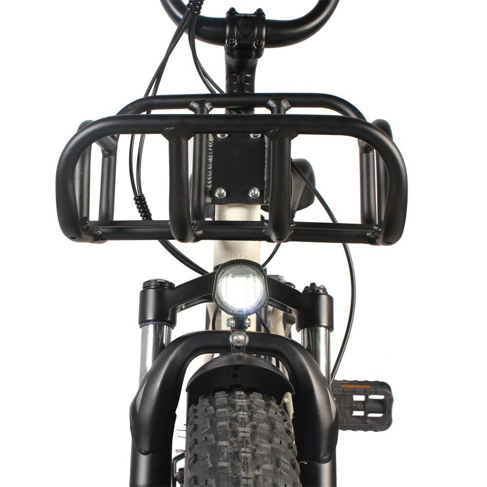 Primo piano del cestino anteriore e dei fari di una bicicletta elettrica. Marchio: Univercycle.