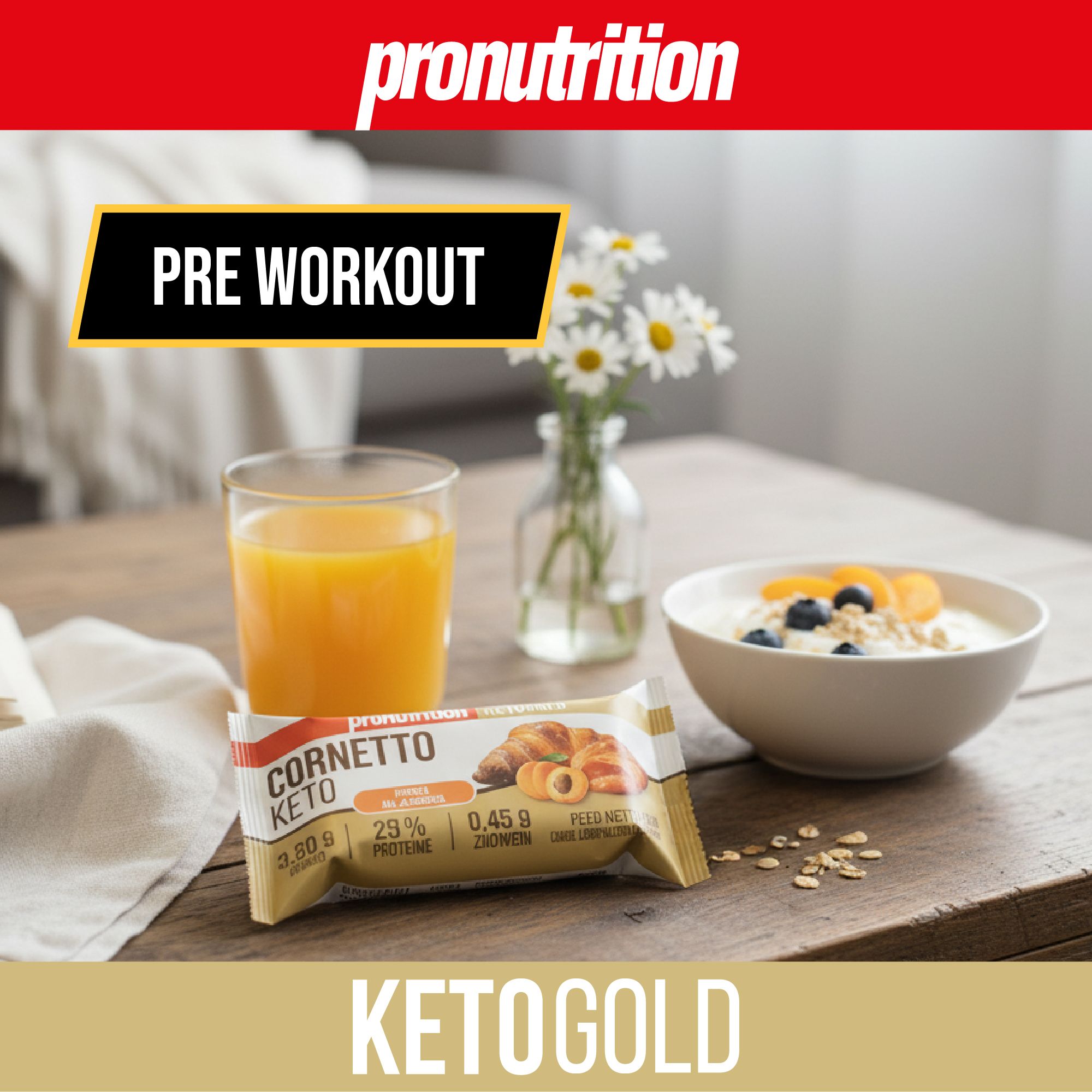 Barretta Cornetto Keto, bicchiere di succo d'arancia, ciotola di yogurt, mirtilli e fiocchi d'avena su tavolo di legno. Pre Workout.