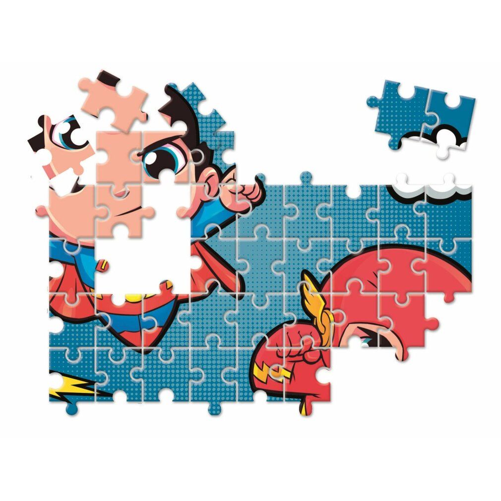 Puzzle con motivo Superman e Flash. Pezzi parzialmente assemblati. Stile fumetto. Sfondo blu con effetti fumetto. Singoli pezzi del puzzle accanto.