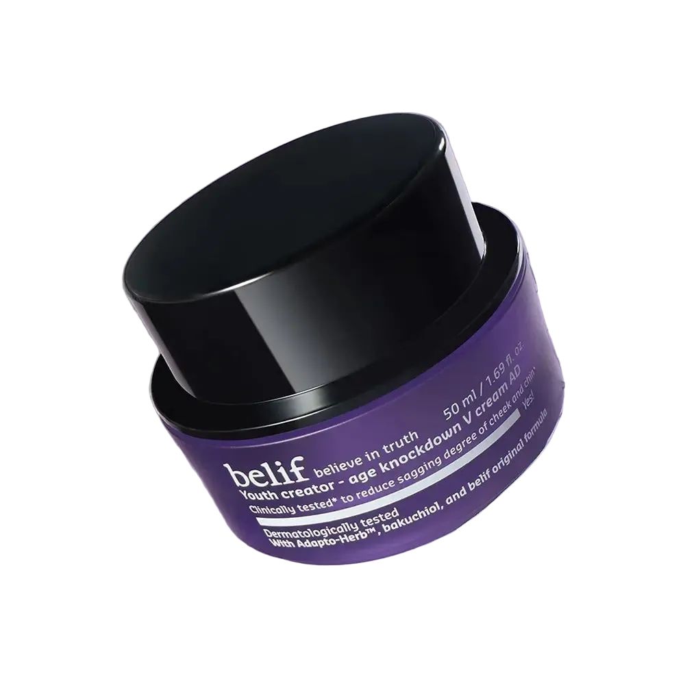 Belif Youth Creator Age Knockdown V Cream in un vasetto viola con coperchio nero, mostrato in prospettiva.