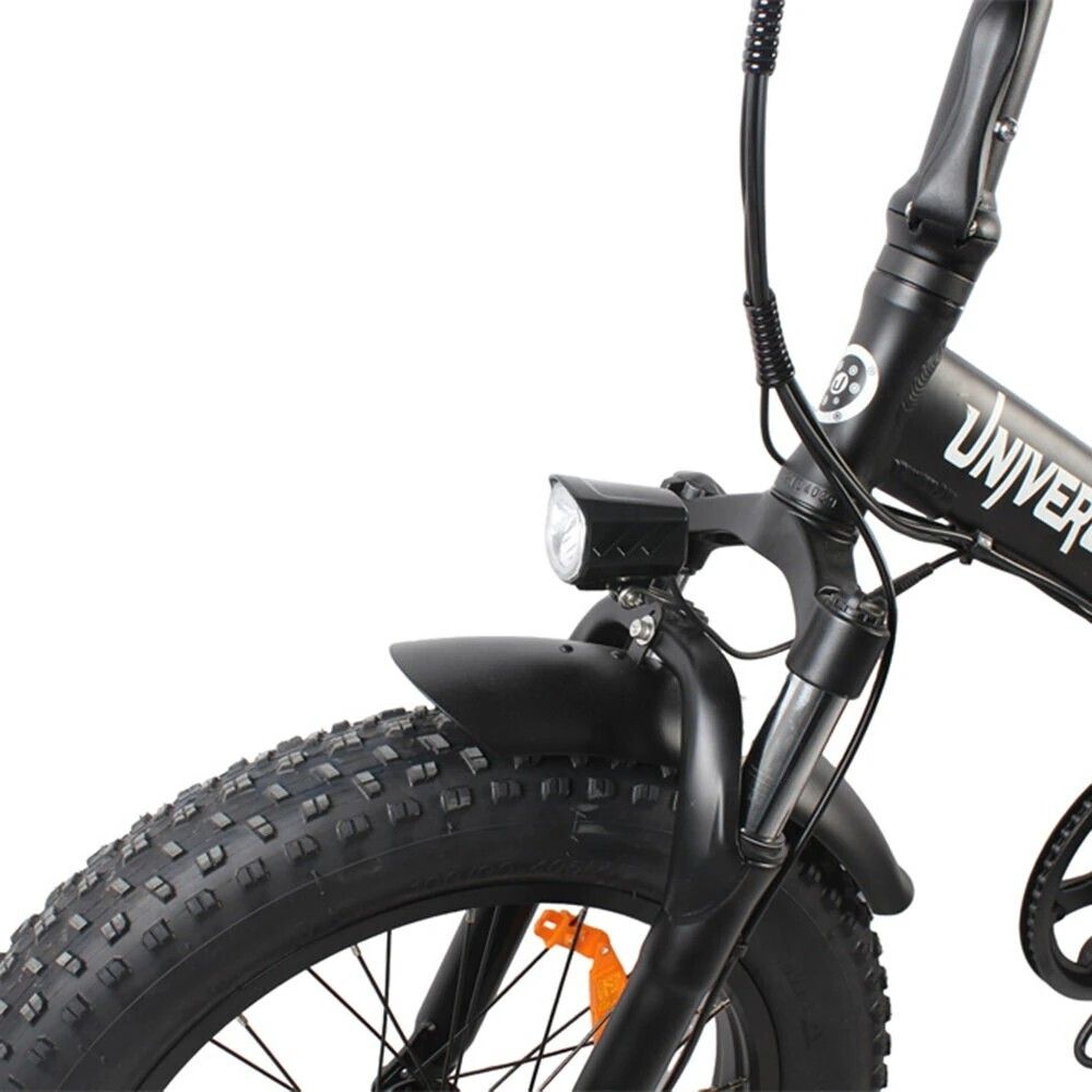 Vista frontale della bici. Faro, parafango e scritta UNIVERCYCLE.