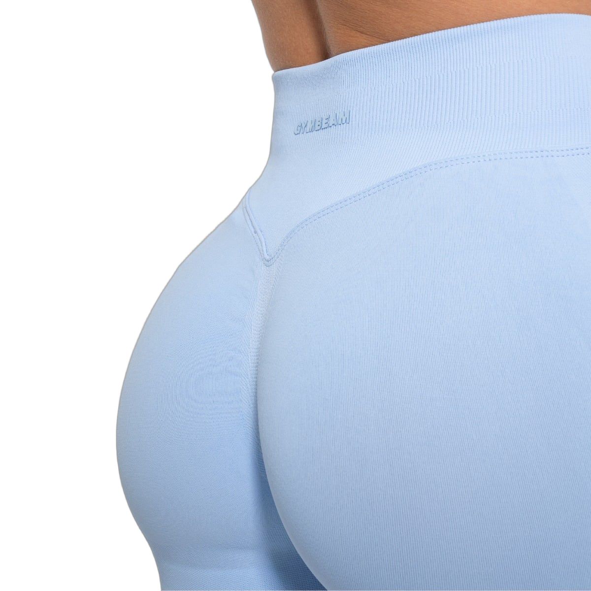 Vista ravvicinata dei leggings blu bebè senza cuciture, vita alta, effetto push-up.