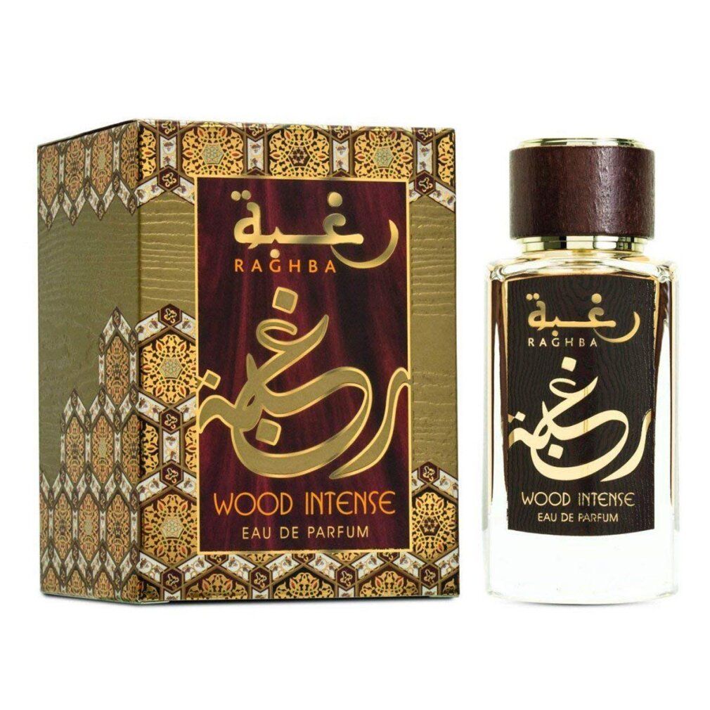 Flacone di profumo e confezione. Scritta: Raghba Wood Intense Eau de Parfum. Tonalità oro e marrone.