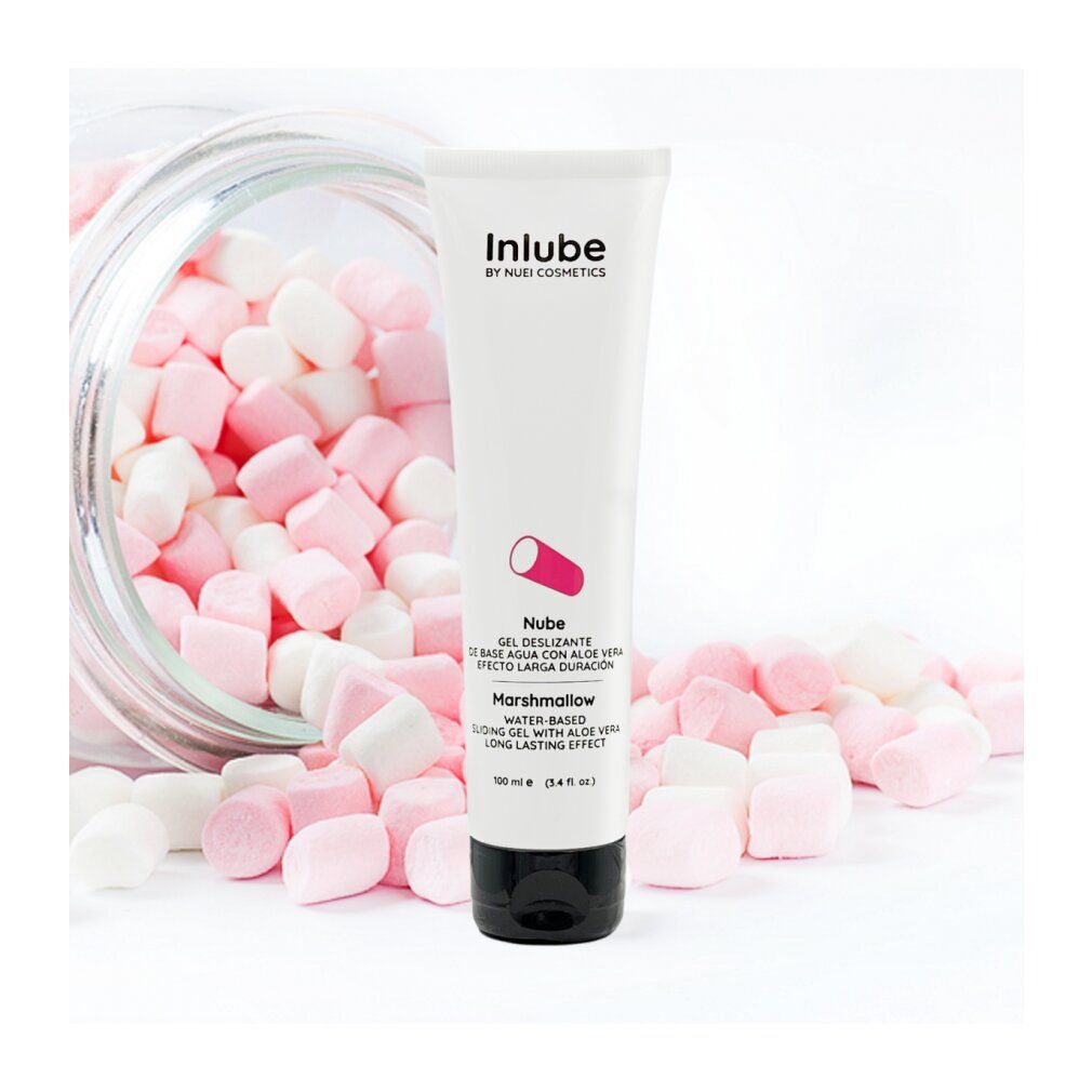 Tubo bianco con tappo nero, circondato da marshmallow rosa e bianchi in un barattolo. Scritta: Inlube by NUEI Cosmetics, Nube, Marshmallow.