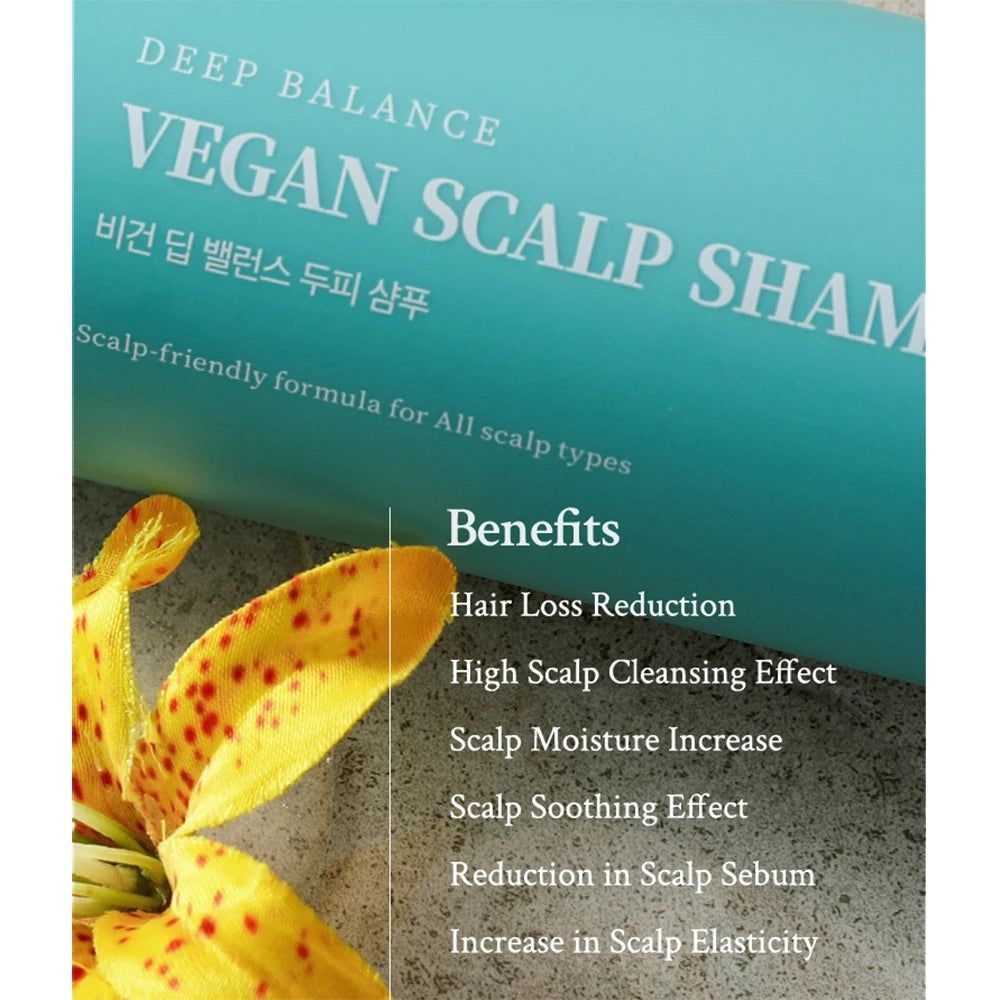 Flacone turchese con testo: DEEP BALANCE, VEGAN SCALP SHAMPOO. Benefici: Riduzione della caduta dei capelli, pulizia, idratazione, lenitivo.