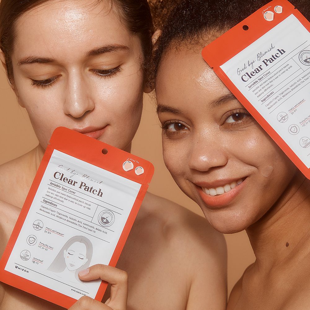 Due donne tengono confezioni rosse del prodotto. Nome prodotto: Clear Patch. L'etichetta del prodotto è visibile sulle confezioni.