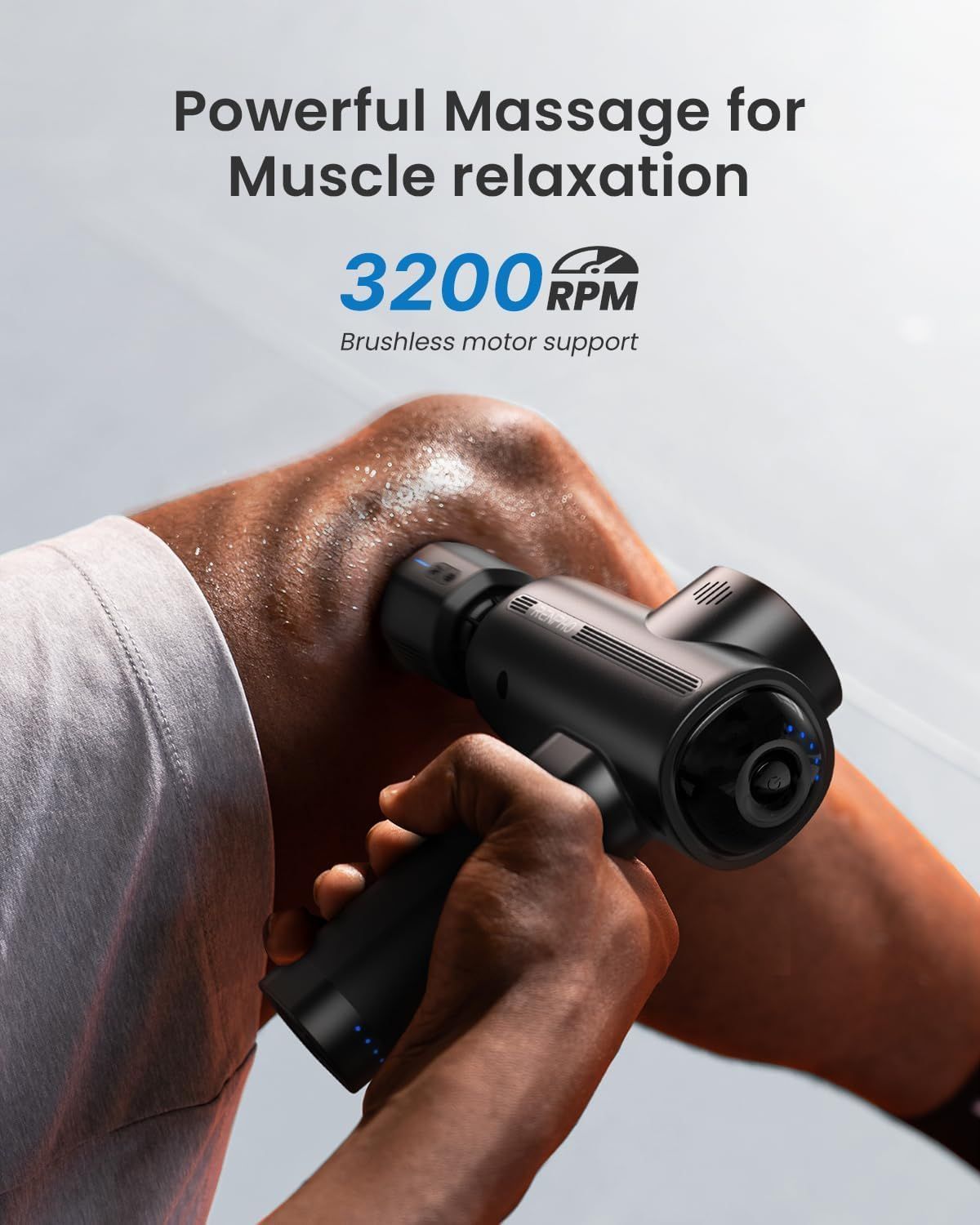 Massaggiatore nero che massaggia un ginocchio. Testo: 3200 RPM, supporto motore brushless.