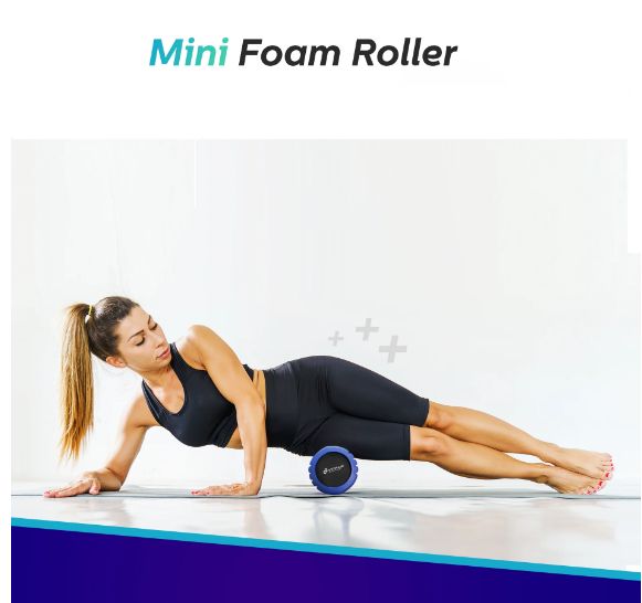 Donna sdraiata su un tappetino, usa un mini rullo in schiuma blu. Nome del prodotto 'Mini Foam Roller' in alto.
