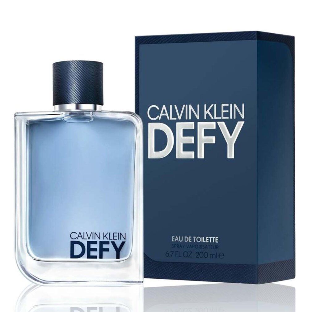 Flacone e confezione di Calvin Klein Defy Eau de Toilette. Flacone rettangolare, liquido blu, confezione blu con testo.