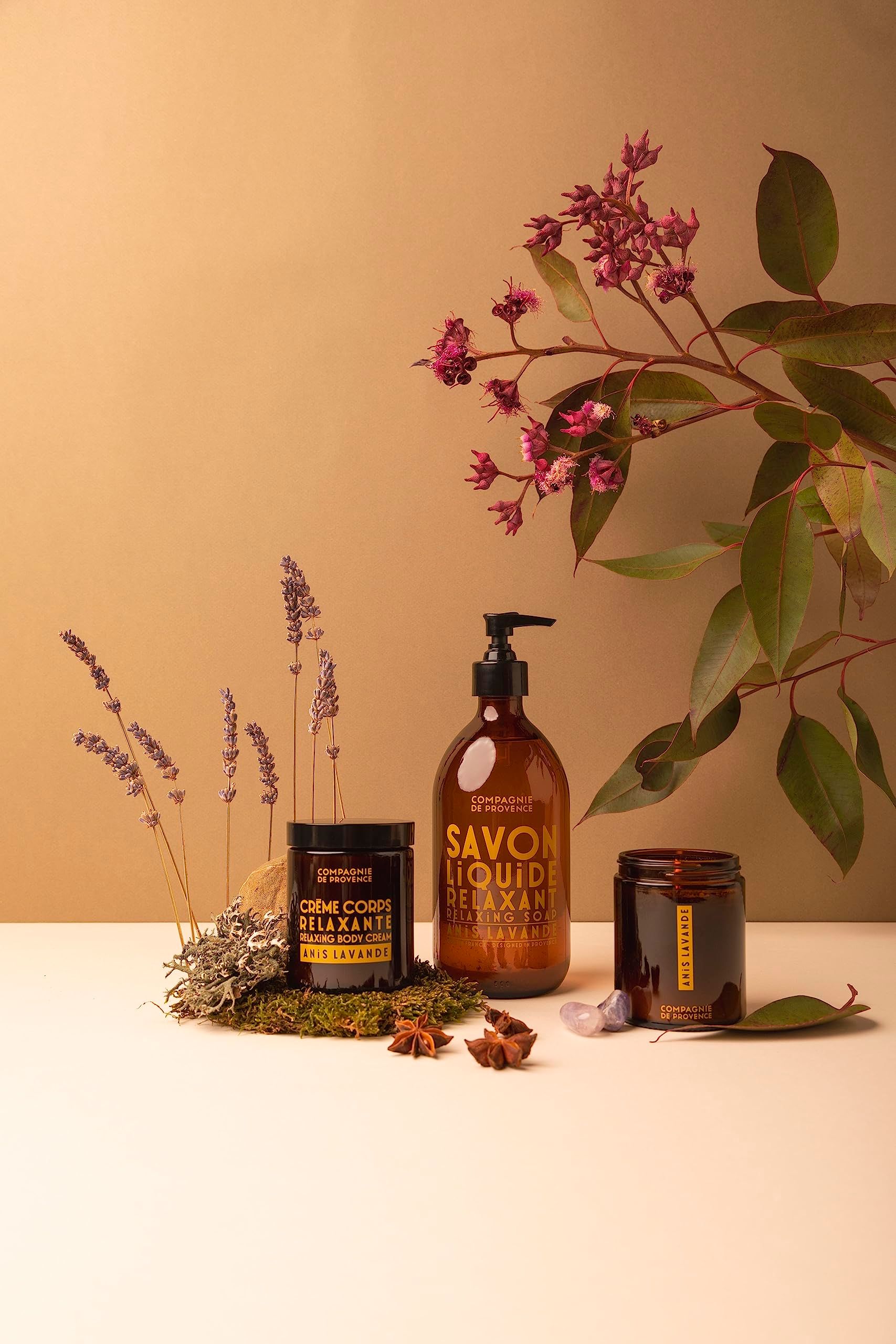 Tre prodotti: flacone con dosatore, vasetto e candela. Scritta: Savon Liquide Relaxant. Marchio Compagnie de Provence.