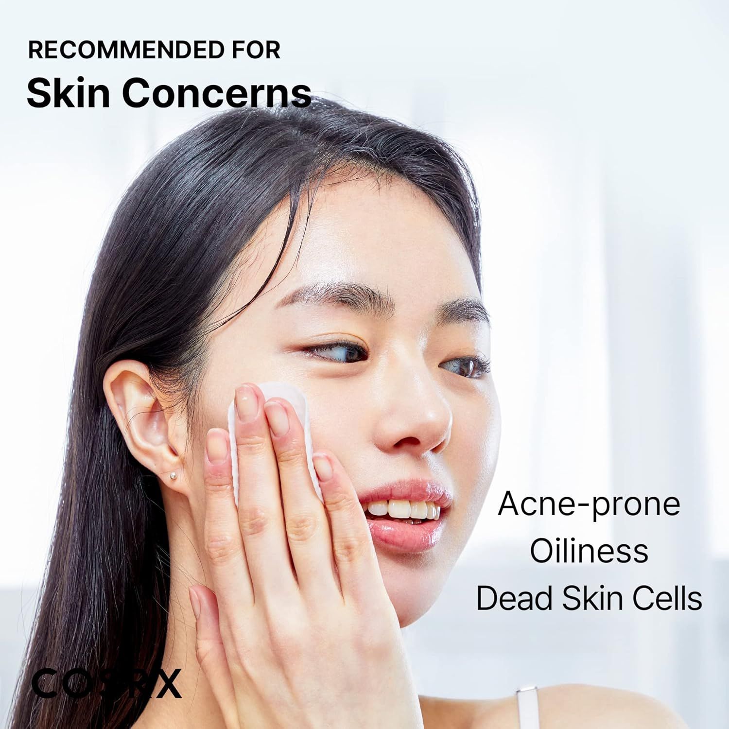 Una donna usa un pad sul suo viso. Testo: Acne-prone, Oiness, Dead Skin Cells. Marchio: COSRX.