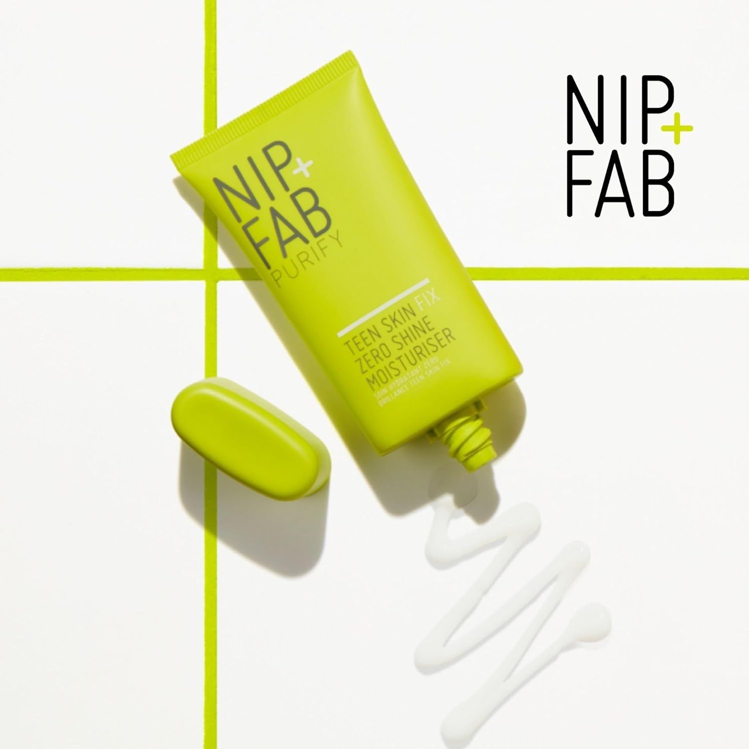 Tubo giallo con testo bianco. Scritta: NIP+FAB PURIFY, Teen Skin Fix Zero Shine Moisturiser. Prodotto e crema.