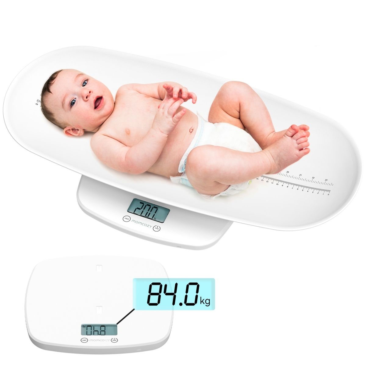 Bambino sdraiato su bilancia per neonati bianca con display digitale. Logo Momcozy. Bilancia separata con display digitale. Visualizzazione del peso.