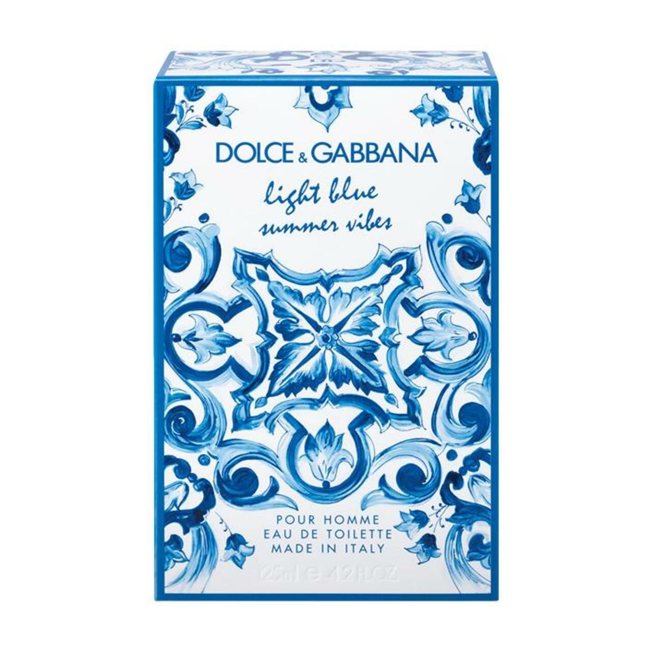 Confezione con motivo blu e bianco. Scritta: Dolce & Gabbana, light blue summer vibes. Pour homme, Eau de Toilette, Made in Italy.
