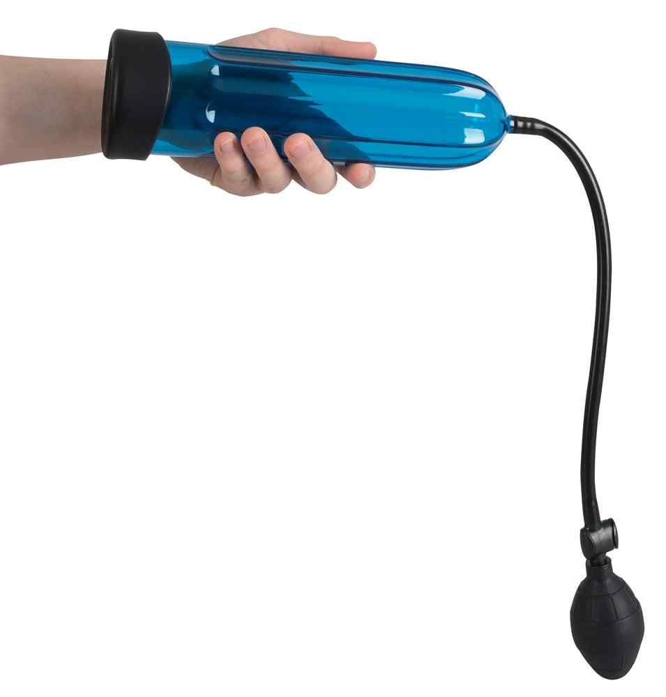 Cilindro blu tenuto da una mano. Pompa e tubo neri. Anello nero sul cilindro.