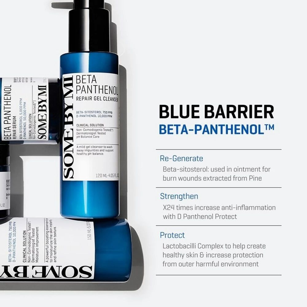 Diversi flaconi blu con erogatore nero. Scritta: Beta Panthenol Repair Gel Cleanser. Marchio: SOMEBYMI.
