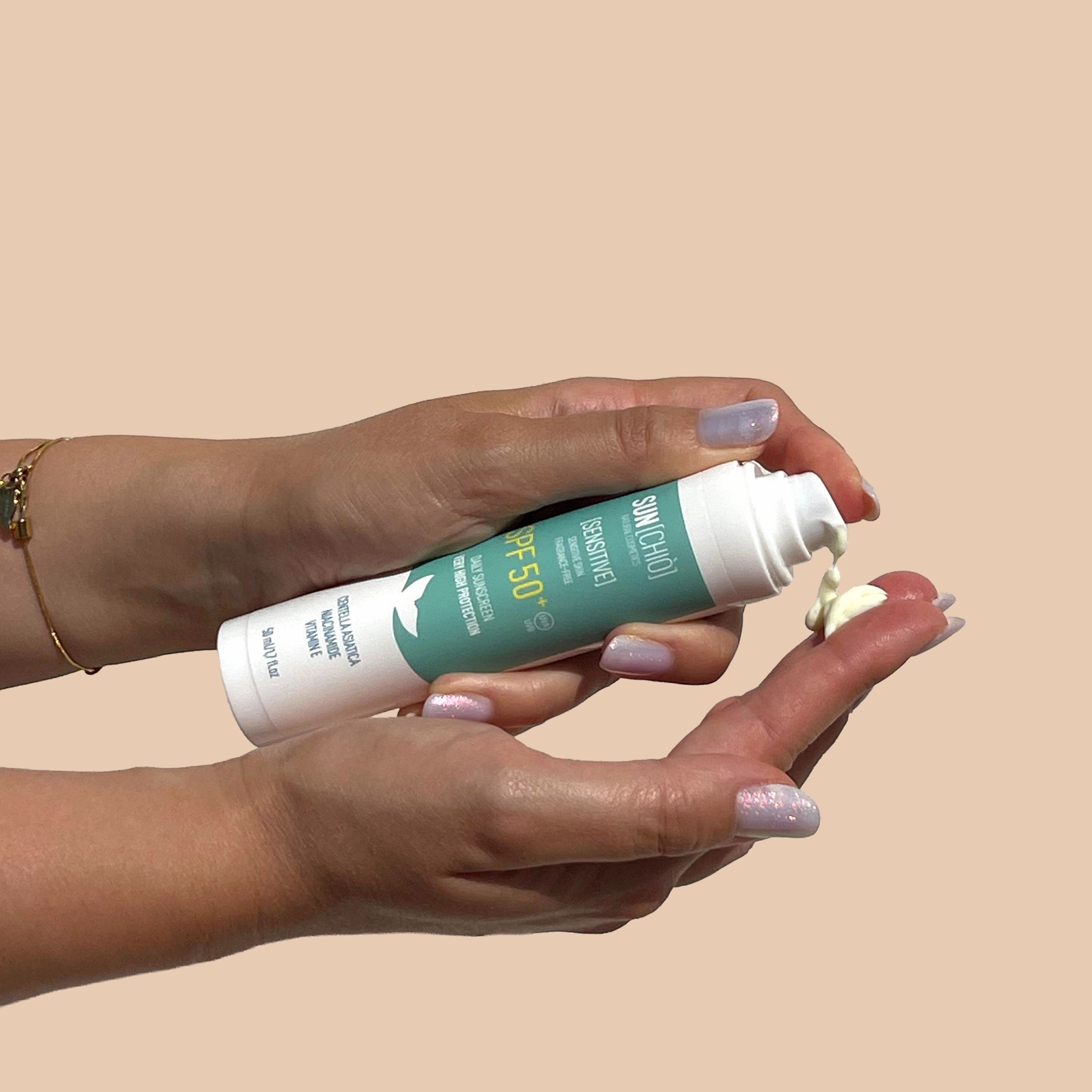 Mani che premono un flacone di crema solare, piccola quantità di crema sul dito.