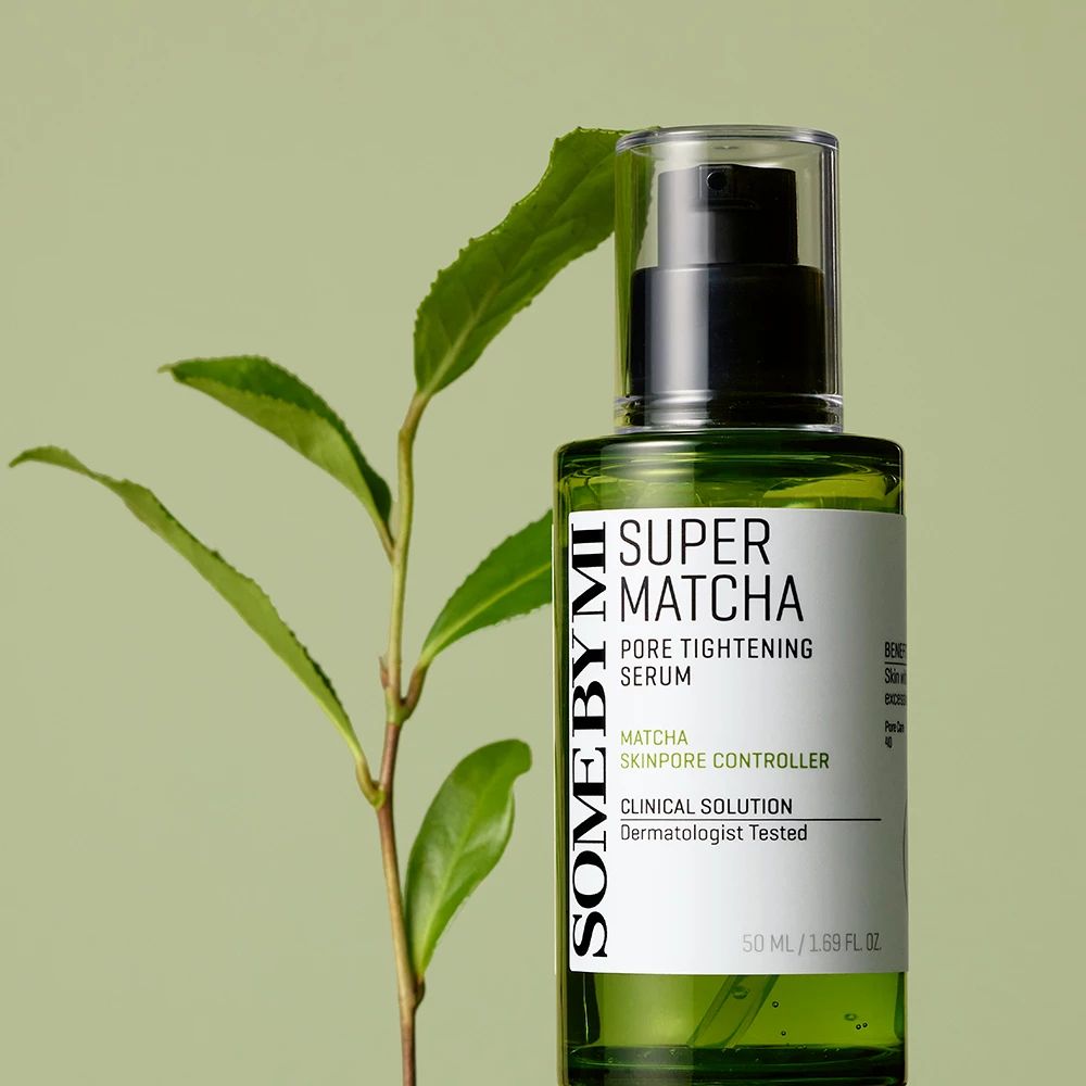 Flacone di siero verde con erogatore nero e foglie. Scritta: SOME BY MI Super Matcha Pore Tightening Serum.