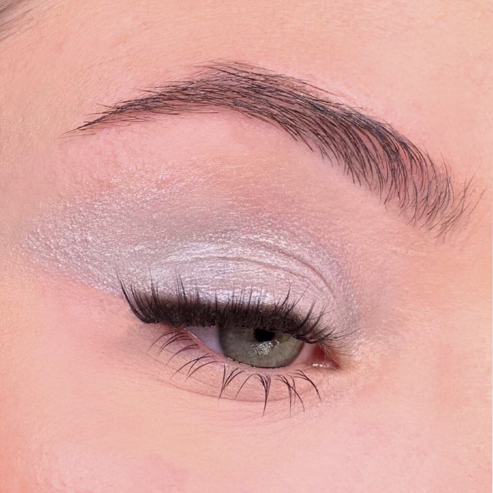 Occhio con ombretto argentato. Ciglia e sopracciglia visibili. Tonalità della pelle rosata.