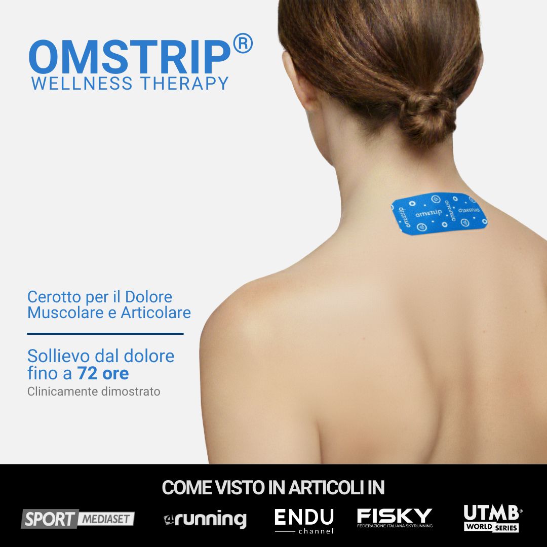 Schiena di una donna con un cerotto blu Omstrip. Testo: Omstrip Wellness Therapy. Cerotto per il Dolore Muscolare e Articolare.