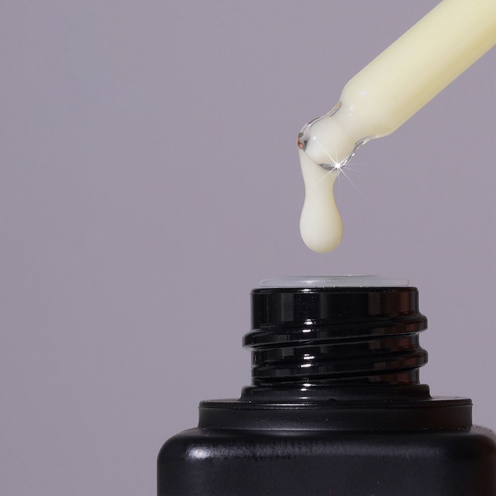 Gocce di ISNTREE Hyper Retinol EX 1.0 Serum che cadono dal contagocce.