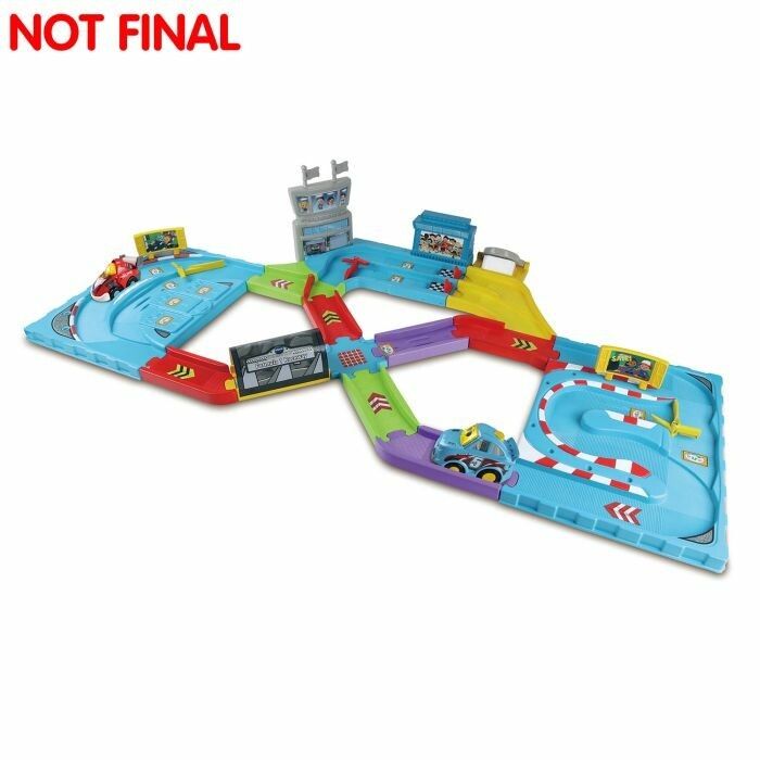 Pista giocattolo con sezioni blu, rosse, gialle e verdi. Due macchinine sulla pista. Bandiere e tabelloni.