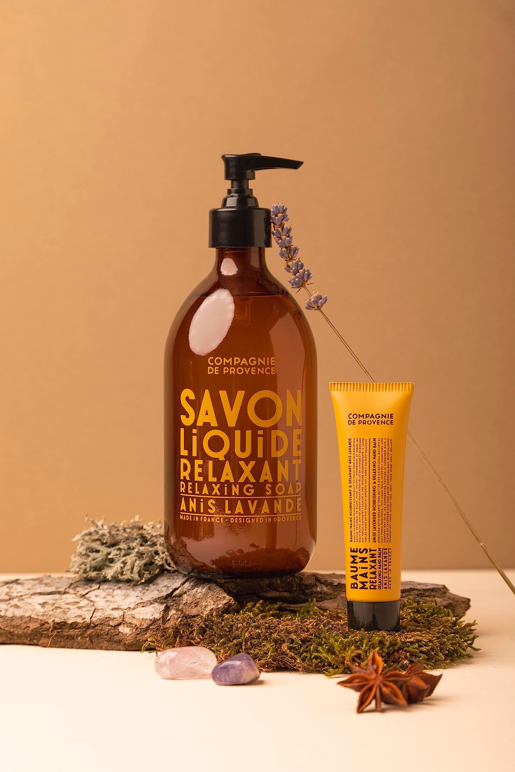 Flacone marrone con dosatore nero e tubetto giallo. Scritta: Savon Liquide Relaxant. Marchio Compagnie de Provence.
