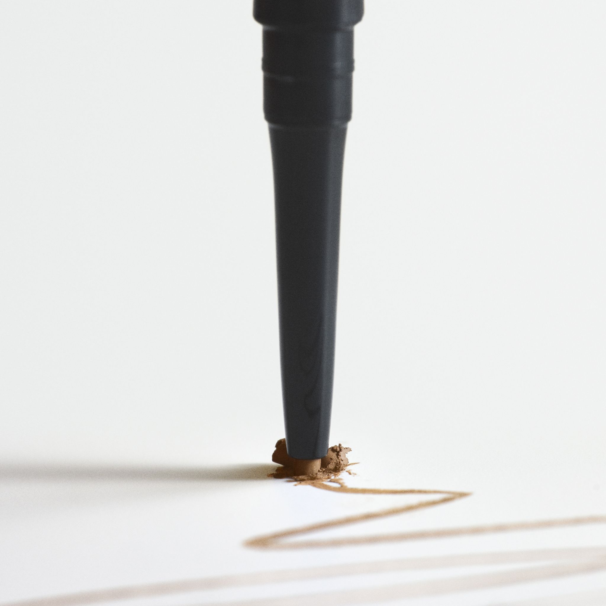 Punta del RevitaLash Hi-Def Brow Pencil Soft Brown che traccia una linea.