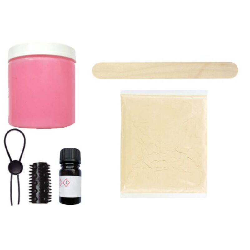 Crema rosa in un contenitore, una spatola di legno, un sacchetto di polvere, un applicatore nero e una piccola bottiglia etichettata.