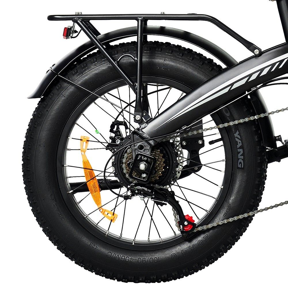 Ruota posteriore di una e-bike nera. Portapacchi, parafango, catena e cambio visibili. Pneumatici neri.