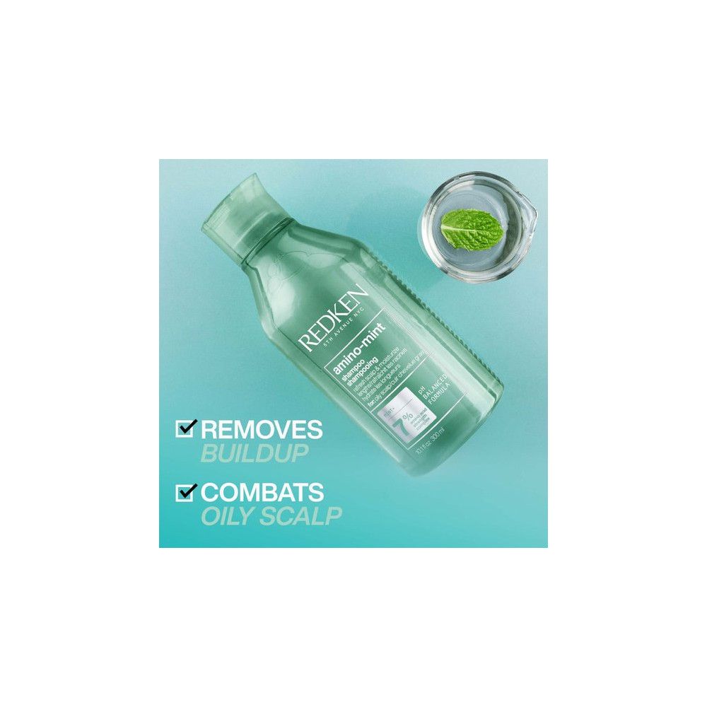Flacone di shampoo Redken Amino Mint verde. Contiene una foglia di menta. Testo: Rimuove l'accumulo, combatte il cuoio capelluto grasso.