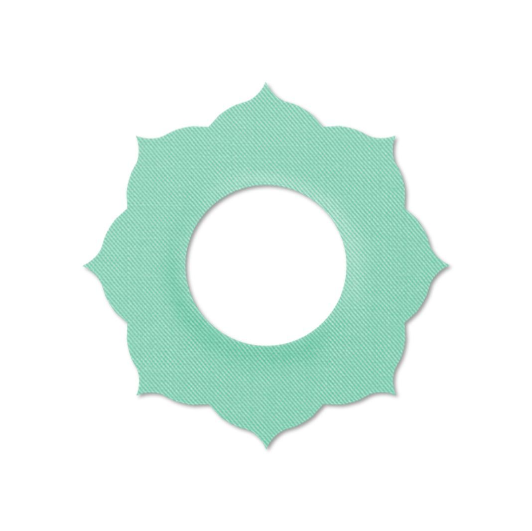 Anello di fissaggio verde chiaro, design floreale, foro centrale. Superficie testurizzata. Sfondo bianco.